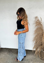 Load image into Gallery viewer, Farah Floral WIDE LEG JEAN