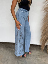 Load image into Gallery viewer, Farah Floral WIDE LEG JEAN
